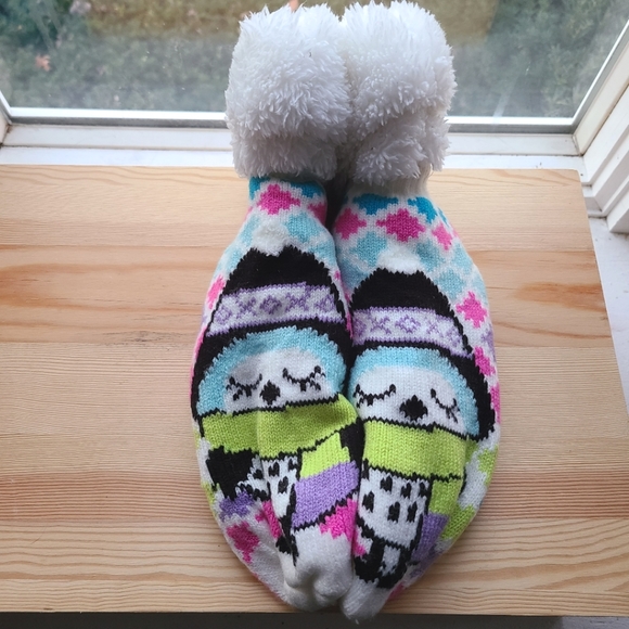 🎉HP🎉 NWT SO Faux Fur Lined Knit Penguin Slipper Socks with Treads 🐧🧦 - Picture 3 of 7